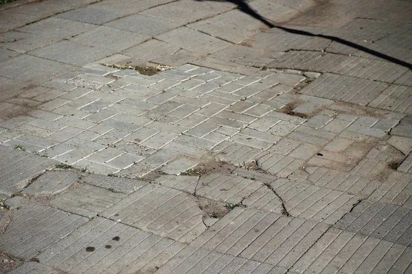Velho Feio Quebrado Lajes Pavimentação Com Buracos Rachaduras — Fotografia de Stock