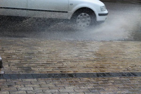 Auto Spritzt Schlamm Aus Pfützen Mit Tempo Auf Gehweg — Stockfoto