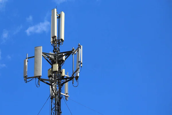 5G cep telefonu kulesi. Yüksek Hız Geniş bant. Kablosuz cep telefonu şebekesi. Sinyal verisi.