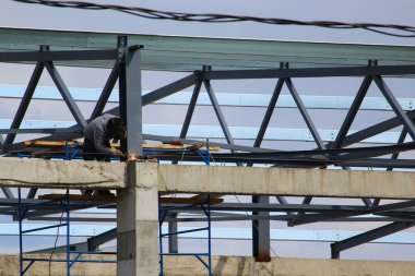 Kaynakçı tipik bir ticari mülk inşaatında işini yapıyor.