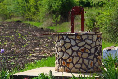 Elle ve otantik Moldova içme suyu ile iyi