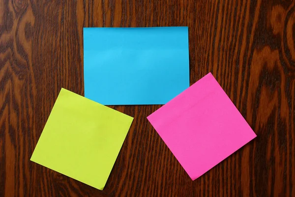 Adesivi Bianchi Multicolori Posizionare Iscrizione Testo Uno Sfondo Legno — Foto Stock