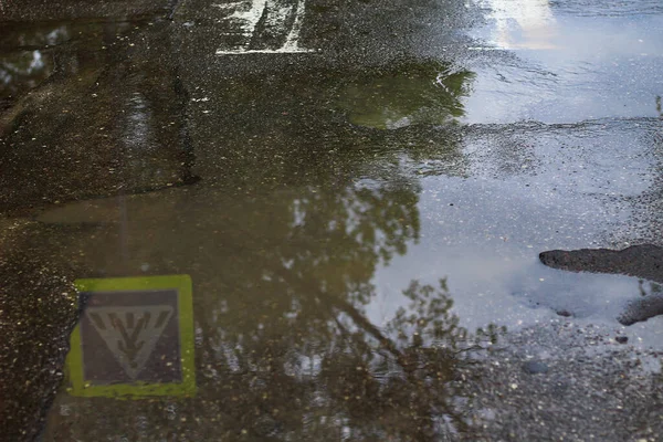 雨天城市环境中的大型行人无法通行的水坑 — 图库照片