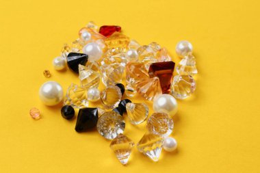 Dikiş dikmek için dekorasyon malzemeleri. Dekoratörlerin tasarımcısının masasında çalışma sürecinde yaratıcı karışıklık