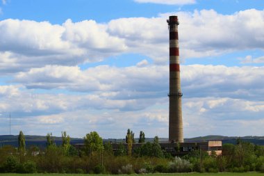 Eski bir fabrikanın borusu. Apokaliptik endüstriyel manzara