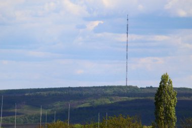 5G cep telefonu kulesi. Yüksek Hız Geniş bant. Kablosuz cep telefonu şebekesi. Sinyal verisi.