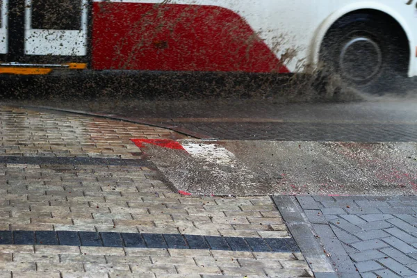 Auto Stänk Lera Från Pölar Hastighet Trottoaren — Stockfoto