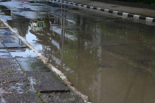 雨の日に都市部の大規模な歩行者通行不可の水たまり — ストック写真