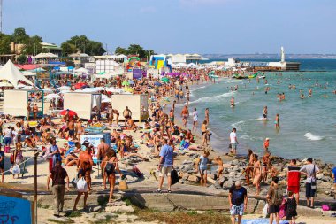 Odessa, Ukrayna 26 Temmuz 2019 'da şehir plajındaki insanlar turizm sezonunun ortasında güneşleniyor. Sadece Düzenleyici Kullan