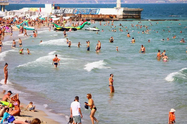 Odessa Ucrania Julio 2019 Gente Playa Ciudad Tomar Sol Medio — Foto de Stock