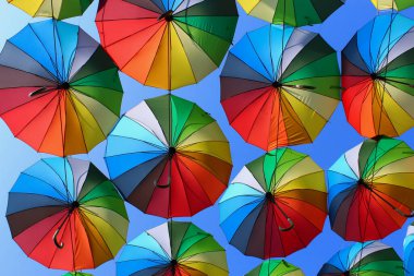 Çok renkli güzel şemsiyeler, yaz turizminin bir sembolü.
