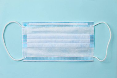 Bulaşıcı salgın sırasında toplum içinde takılması gereken temiz ve yeni bir tıbbi ameliyat maskesi.