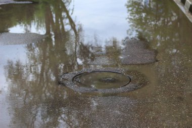 Yağmurlu bir günde şehir ortamında geçilemez büyük yaya birikintileri.