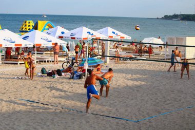 Odessa, Ukrayna 24 Temmuz 2019 'da şehir plajındaki insanlar turizm sezonunun ortasında güneşleniyor. Sadece Düzenleyici Kullan