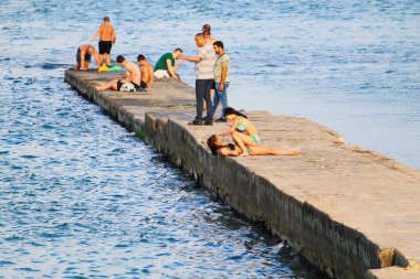 Odessa, Ukrayna 24 Temmuz 2019 'da şehir plajındaki insanlar turizm sezonunun ortasında güneşleniyor. Sadece Düzenleyici Kullan