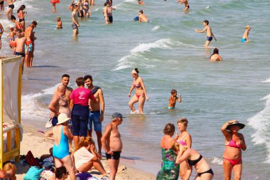 Odessa, Ukrayna 26 Temmuz 2019 'da şehir plajındaki insanlar turizm sezonunun ortasında güneşleniyor. Sadece Düzenleyici Kullan