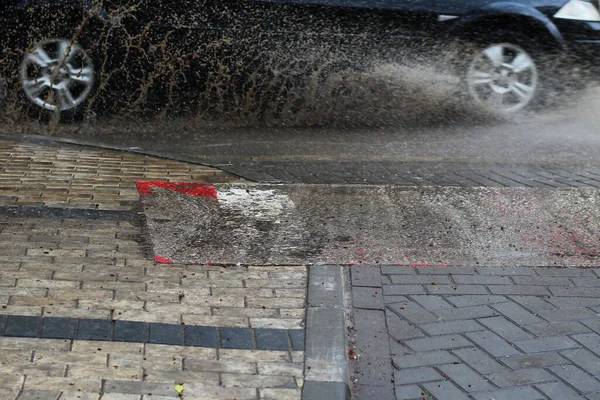 Auto Stänk Lera Från Pölar Hastighet Trottoaren — Stockfoto