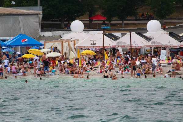 Odessa Ucrania Julio 2019 Gente Playa Ciudad Tomar Sol Medio — Foto de Stock