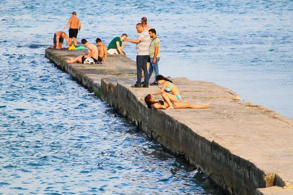 Odessa Ucrania Julio 2019 Gente Playa Ciudad Tomar Sol Medio — Foto de Stock