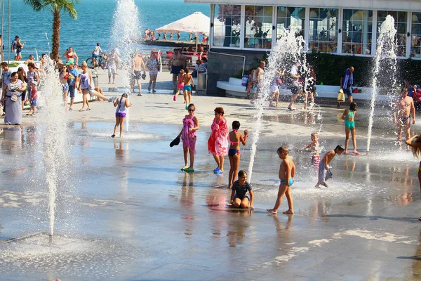 Odessa Ucrânia Julho 2019 Pessoas Praia Cidade Tomar Banho Sol — Fotografia de Stock