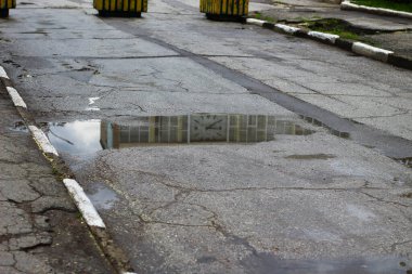 Bozuk yolları ve kaldırımları olan kötü kentsel çevre.