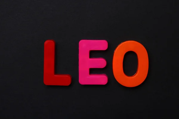 Leo Napisał Znak Zodiaku Napisany Jasnych Wielobarwnych Wesołych Liter Czarnym — Zdjęcie stockowe