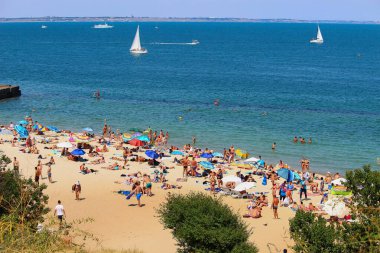 Odessa, Ukrayna 28 Temmuz 2019 'da şehir plajındaki insanlar turizm sezonunun ortasında güneşleniyor. Sadece Düzenleyici Kullan