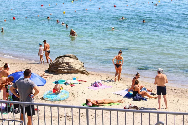 Odessa Ucrânia Julho 2019 Pessoas Praia Cidade Tomar Banho Sol — Fotografia de Stock