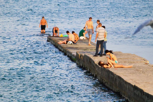 Odessa Ucrania Julio 2019 Gente Playa Ciudad Tomar Sol Medio — Foto de Stock