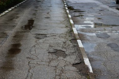 Bozuk yolları ve kaldırımları olan kötü kentsel çevre.