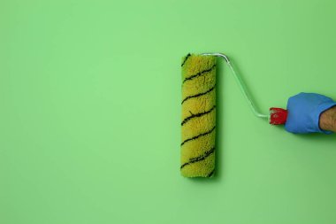 Açık yeşil duvar ve boya silindiri taklidi. Ev yenileme tasarımı kavramı