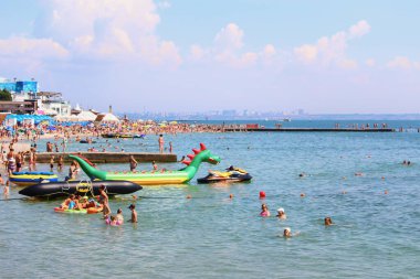 Odessa, Ukrayna 20 Temmuz 2019 'da şehir plajındaki insanlar turizm sezonunun ortasında güneşleniyor. Sadece Düzenleyici Kullan