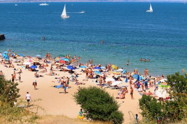 Odessa, Ukrayna 28 Temmuz 2019 'da şehir plajındaki insanlar turizm sezonunun ortasında güneşleniyor. Sadece Düzenleyici Kullan