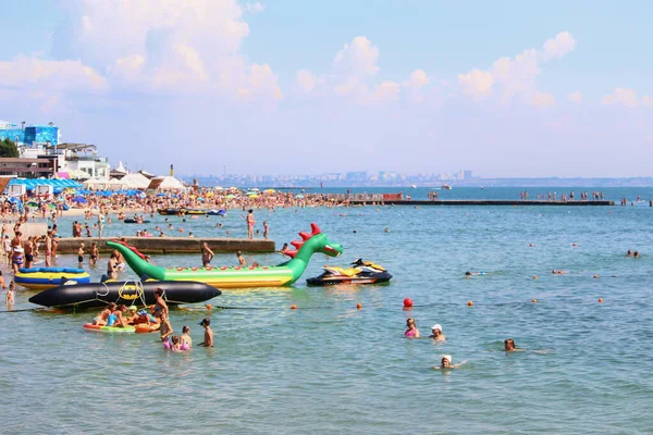 Odessa Ucrânia Julho 2019 Pessoas Praia Cidade Tomar Banho Sol — Fotografia de Stock