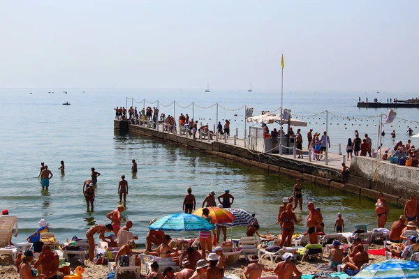 Odessa Ucrânia Julho 2019 Pessoas Praia Cidade Tomar Banho Sol — Fotografia de Stock