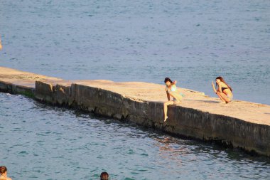 Odessa, Ukrayna 24 Temmuz 2019 'da şehir plajındaki insanlar turizm sezonunun ortasında güneşleniyor. Sadece Düzenleyici Kullan