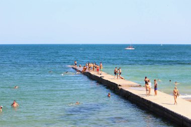 Odessa, Ukrayna 26 Temmuz 2019 'da şehir plajındaki insanlar turizm sezonunun ortasında güneşleniyor. Sadece Düzenleyici Kullan