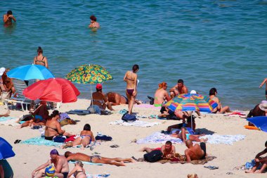 Odessa, Ukrayna 28 Temmuz 2019 'da şehir plajındaki insanlar turizm sezonunun ortasında güneşleniyor. Sadece Düzenleyici Kullan