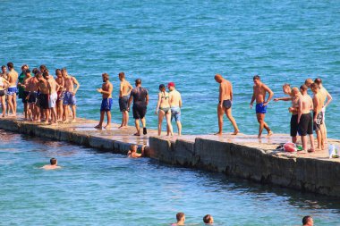 Odessa, Ukrayna 28 Temmuz 2019 'da şehir plajındaki insanlar turizm sezonunun ortasında güneşleniyor. Sadece Düzenleyici Kullan