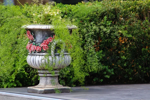 Mooie Vaas Bloembed Een Stedelijke Omgeving Met Bloemen — Stockfoto