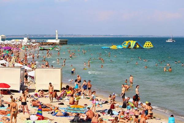 Odessa, Ukrayna 26 Temmuz 2019 'da şehir plajındaki insanlar turizm sezonunun ortasında güneşleniyor. Sadece Düzenleyici Kullan