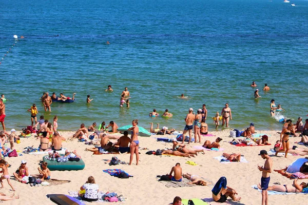 Odessa Ucrania Julio 2019 Gente Playa Ciudad Tomar Sol Medio — Foto de Stock