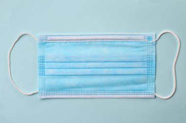 Bulaşıcı salgın sırasında toplum içinde takılması gereken temiz ve yeni bir tıbbi ameliyat maskesi.