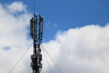 5G cep telefonu kulesi. Yüksek Hız Geniş bant. Kablosuz cep telefonu şebekesi. Sinyal verisi.