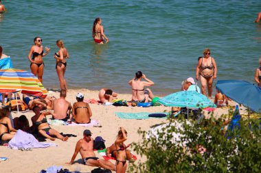 Odessa, Ukrayna 28 Temmuz 2019 'da şehir plajındaki insanlar turizm sezonunun ortasında güneşleniyor. Sadece Düzenleyici Kullan