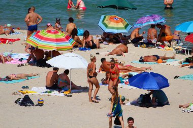 Odessa, Ukrayna 28 Temmuz 2019 'da şehir plajındaki insanlar turizm sezonunun ortasında güneşleniyor. Sadece Düzenleyici Kullan