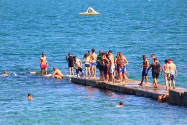 Odessa, Ukrayna 28 Temmuz 2019 'da şehir plajındaki insanlar turizm sezonunun ortasında güneşleniyor. Sadece Düzenleyici Kullan