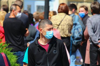 Balti Moldova 19 Mayıs 2020 Onları korumak için şehir ortamında maskeler kullanır. Sadece Düzenleyici Kullan
