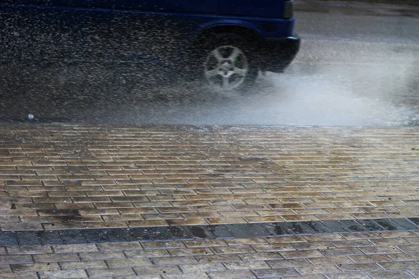 Auto Éclabousse Boue Des Flaques Eau Vitesse Sur Trottoir — Photo