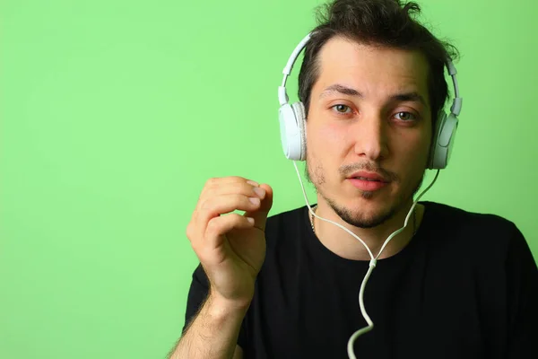 Jovem Expressivo Cara Fundo Verde Claro Sério Focado Trabalho — Fotografia de Stock